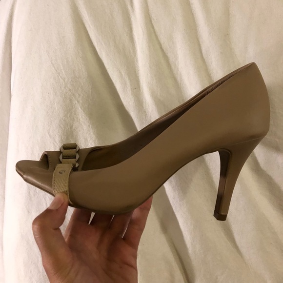 Tan heels - Picture 2 of 2